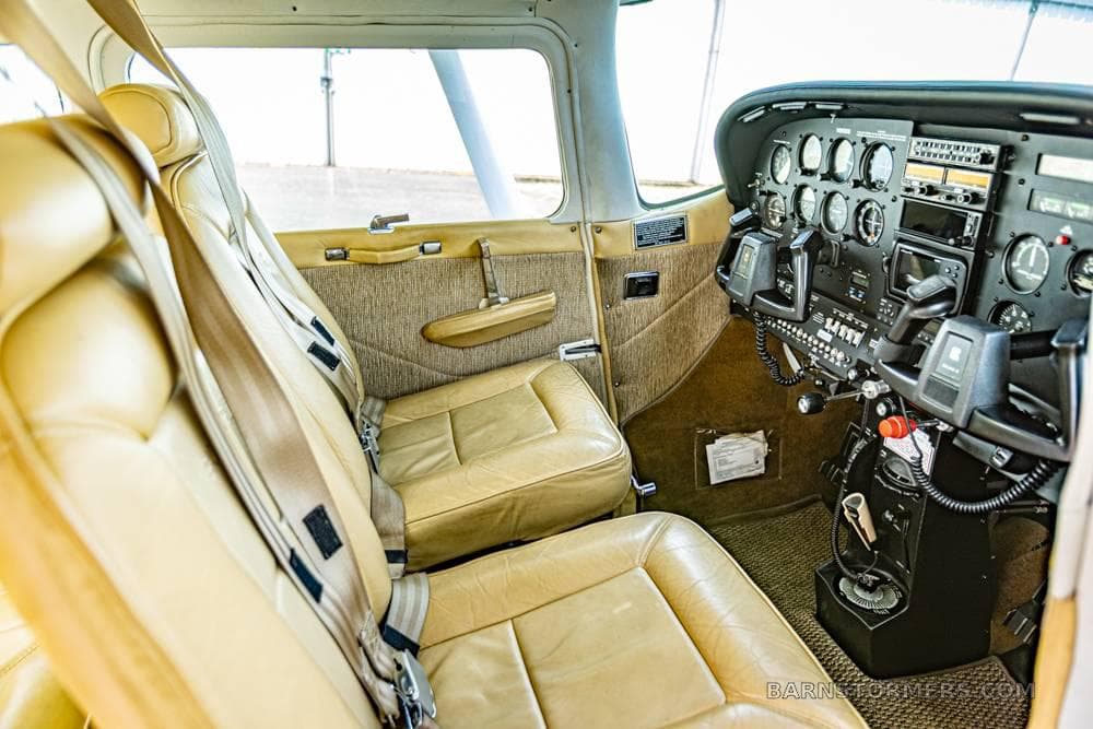 1979 C-182Q & HANGAR AVAILABLE photo 3