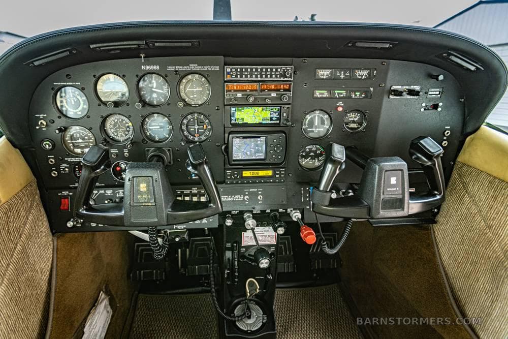 1979 C-182Q & HANGAR AVAILABLE photo 4